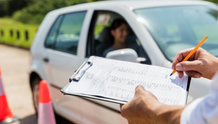 بعد المحاولة رقم 59.. بريطاني يجتاز اختبار القيادة أخيرا