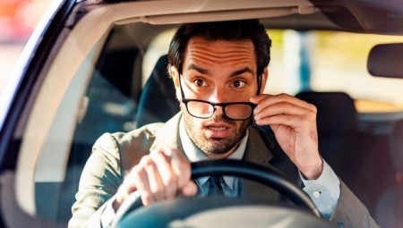 بريطانيا: DVLA تحذر من غرامات بـ 1000 إسترليني للسائقين الذين يرتدون النظارات