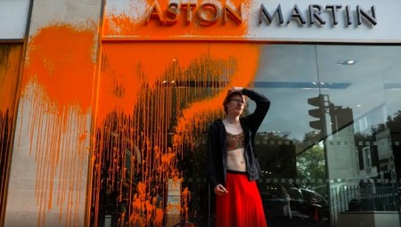 ناشطون بيئيون يستهدفون صالة عرض لسيارات أستون مارتن في لندن