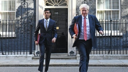 جونسون وسوناك يلتقيان وجها لوجه وسط معركة للفوز برئاسة حزب المحافظين