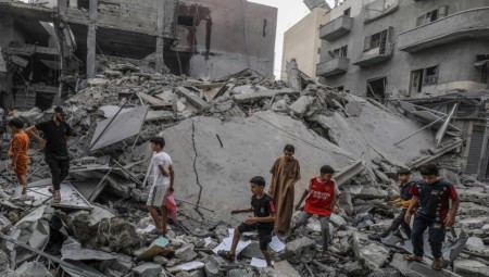 نشطاء يقطعون خطوط الإنترنت عن مصنع يزود إسرائيل بالسلاح