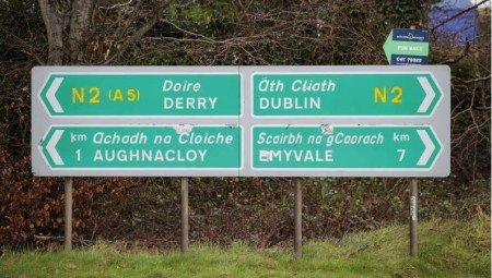 وزير أيرلندا الشمالية يحذر: نظام التأشيرات الإلكترونية يهدد بتدمير السياحة في المنطقة