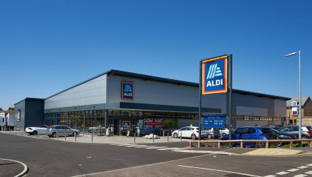 متجر وهمي لـAldi في ويلز يتسبب في تدفق الزوار والشاحنات ويتركهم في زقاق ضيق