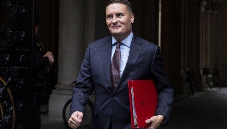 أعلى معدل فصل في تاريخ NHS… آلاف الموظفين يُسرَّحون بسبب “عدم الكفاءة”