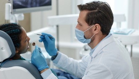 الحكومة البريطانية تتعهد بإعادة بناء خدمات طب الأسنان في هيئة الصحة الوطنية وسط انتقادات الخبراء