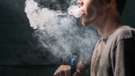 دراسة جديدة تكشف: التدخين الإلكتروني قد يكون أكثر ضررًا من التقليدي!