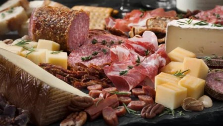 بريطانيا تُغلق أبوابها أمام اللحوم والأجبان الأوروبية خوفًا من عودة الحمى القلاعية