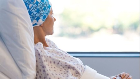 عقبات بيروقراطية في NHS تحرم مرضى السرطان من علاجات منقذة للحياة