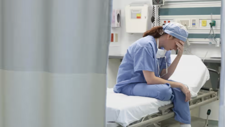 ثلث أطباء NHS في بريطانيا مرهقون لدرجة تؤثر على علاج المرضى