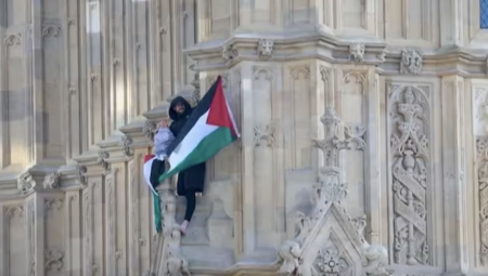 متسلق ساعة بيغ بن بالعلم الفلسطيني.. 16 ساعة من التحدي تنتهي بالاعتقال