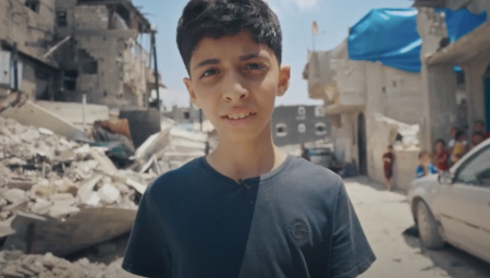 بي بي سي تواجه ضغوطًا شديدة بسبب فيلم عن غزة: هل تُعيده إلى منصتها؟