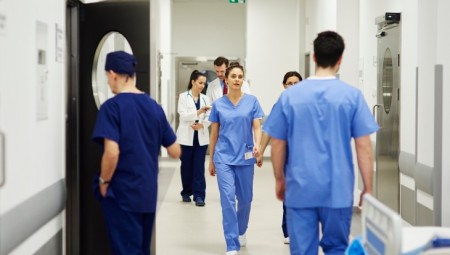هيئة الخدمات الصحية الوطنية (NHS) في إنجلترا تخفض قوتها العاملة إلى النصف
