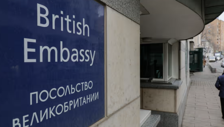 بريطانيا تطرد دبلوماسيًا روسيًا وتتهم موسكو بالسعي لإغلاق سفارتها في روسيا
