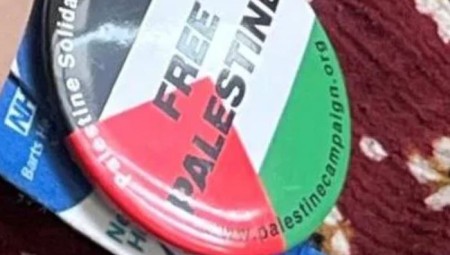 مستشفيات لندن تحظر ارتداء موظفيها شارة علم فلسطين بعد شكاوى مرضى يهود