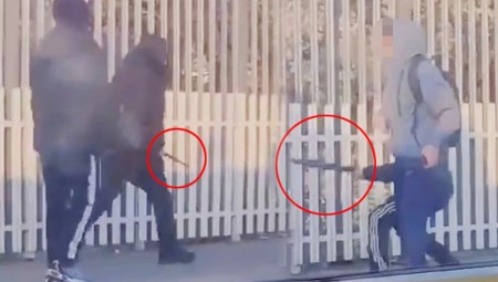 (فيديو) مشهد مروع يظهر شبابًا ملثمين مسلحين بسكاكين في محطة كوينزبري بلندن