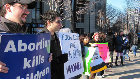 محكمة بريطانية تُدين ناشطة مناهضة للإجهاض بانتهاك قانون حماية العيادات