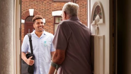 NHS تُطلق استراتيجية مبتكرة للحد من زيارات الطوارئ عبر تقديم الرعاية في المنازل