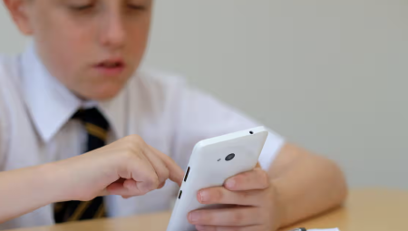 تقرير: أكثر من 90% من المدارس في إنجلترا تطبق حظرًا على الهواتف