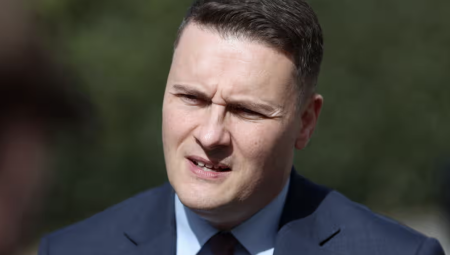 وزير الصحة البريطاني: رسوم ترامب الجمركية تهدد بتعطيل إمدادات الأدوية