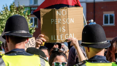 تقرير: أعمال الشغب في بريطانيا فاقمت معاناة طالبي اللجوء النفسية!