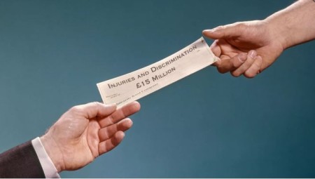 تعويضات بملايين الجنيهات لمعلمين بريطانيين... أبرزها لمُعلمة أُصيبت بجهاز لابتوب