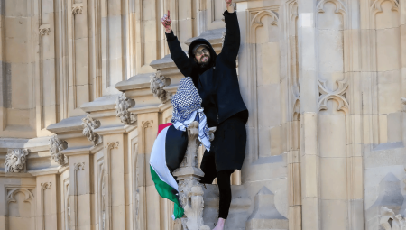 إطلاق سراح المتضامن مع فلسطين بعد تسلقه بيغ بن رافعًا العلم الفلسطيني