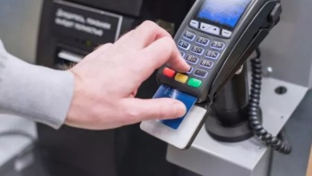 الدفع الذاتي يفقد شعبيته.. ومتاجر كبرى تُعيد البشر إلى الخدمة