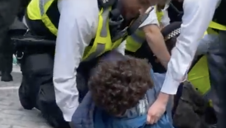 حصري لعرب لندن: شرطة بريطانيا تفرق مظاهرة سلمية أمام مقر BBC بعنف يثير استنكاراً واسعاً
