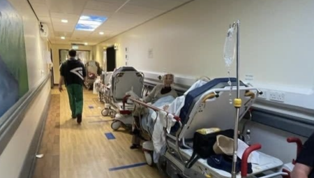بريطانيا: مرضى ينتظرون 10 أيام على النقالات في ممرات المستشفيات