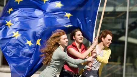 نواب عمال يطالبون ستارمر بدعم خطة لتنقل الشباب مع الاتحاد الأوروبي