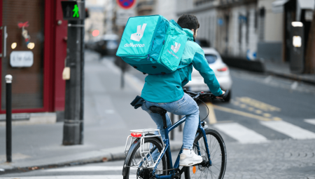 عرض أميركي للاستحواذ على (Deliveroo) البريطانية