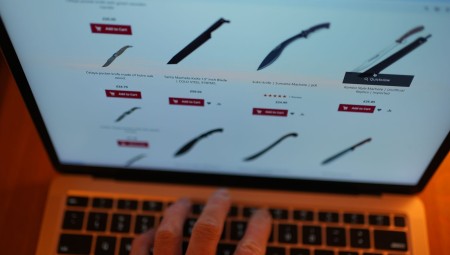 بريطانيا ترفع سقف الغرامات على شركات التكنولوجيا التي تسمح بمرور محتوى جرائم السكاكين