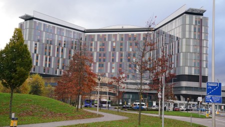 توجيه تهمة لرجل بعد دخوله إلى مستشفى في غلاسكو وهو يحمل قوسًا ونشابًا