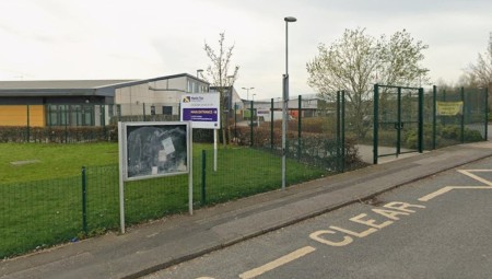 فصل معلمة ابتدائية من مهنتها بعد العثور على سكينين كبيرين في حقيبتها