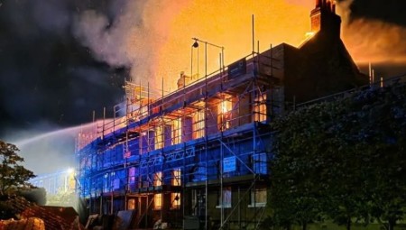 النيران تدمّر قصرًا عمره قرون في شمال لندن بقيمة 4.5 مليون جنيه إسترليني