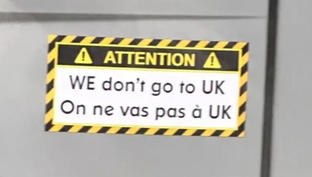 سائقو الشاحنات يواجهون المهاجرين بلافتات حاسمة: بريطانيا ليست وجهتنا