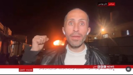 BBC تفصل مراسلها الميداني الفلسطيني أحمد الأغا الذي نقل مأساة غزة