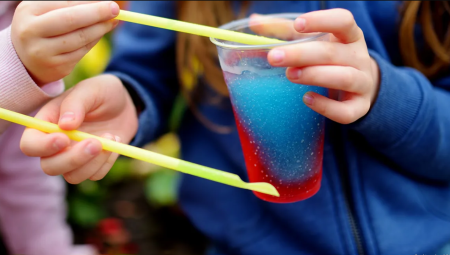 هيئة الغذاء البريطانية تدعو لمنع السلاش عن الأطفال