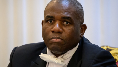 وزير الخارجية البريطاني يواجه اتهامات بالتقصير في إجلاء البريطانيين العالقين في إسرائيل