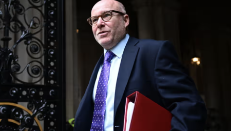 ضغوط على حكومة بريطانيا للكشف عن الرأي القانوني حول المشاركة في الحرب على إيران