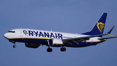 اصطدام طائرة رايان إير بحاجز في مطار يوناني يتسبب بأضرار جسيمة ويثير ذعر الركاب