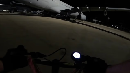 ناشطون مؤيدون لفلسطين يقتحمون قاعدة عسكرية بريطانية محدثين أضرارا