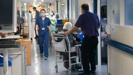 العاملون في NHS يطالبون بحق التوقف عن العمل عند ارتفاع درجات الحرارة