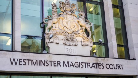 محاكمة شاب بريطاني بتهم تتعلق بالإرهاب والحرق العمد تبدأ العام المقبل