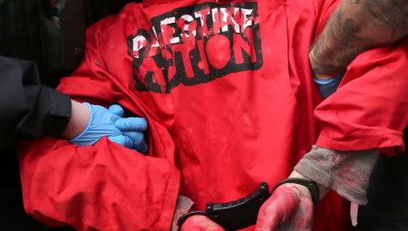 بريطانيا تخطط لتصنيف حركة فلسطين منظمة إرهابية بعد اقتحام قاعدة عسكرية