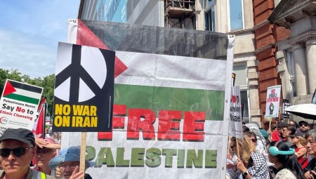 مئات الآلاف يتظاهرون في لندن رفضًا للمجازر في غزة والعدوان على إيران