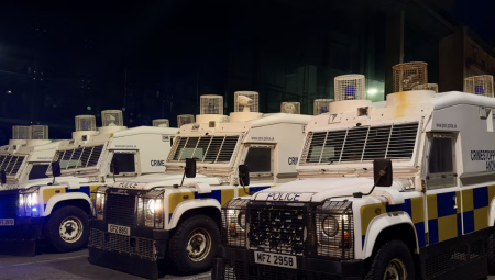 اعتقال رجل بعد إلقاء عبوة ناسفة على المركز الإسلامي في بلفاست خلال صلاة الجمعة