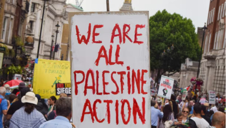 وزير العدل البريطاني السابق: اقتحام قاعدة جوية لا يبرر إدراج فلسطين أكشن كمنظمة إرهابية