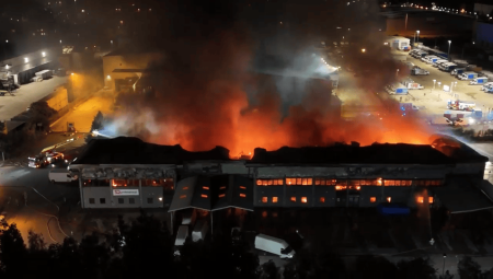 فرق الإطفاء تكافح حريقًا هائلًا في مستودع شمال لندن وتحذر السكان من الخروج