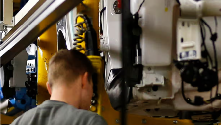 الحكومة البريطانية تطلق استثماراً بقيمة 275 مليون جنيه لدعم التدريب التقني والصناعي